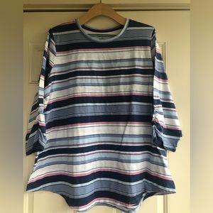 Ruched sleeve curves hem tee